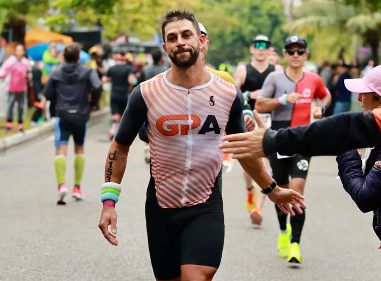 Dênis correndo o Ironman de 2024 com o uniforme da GPA
